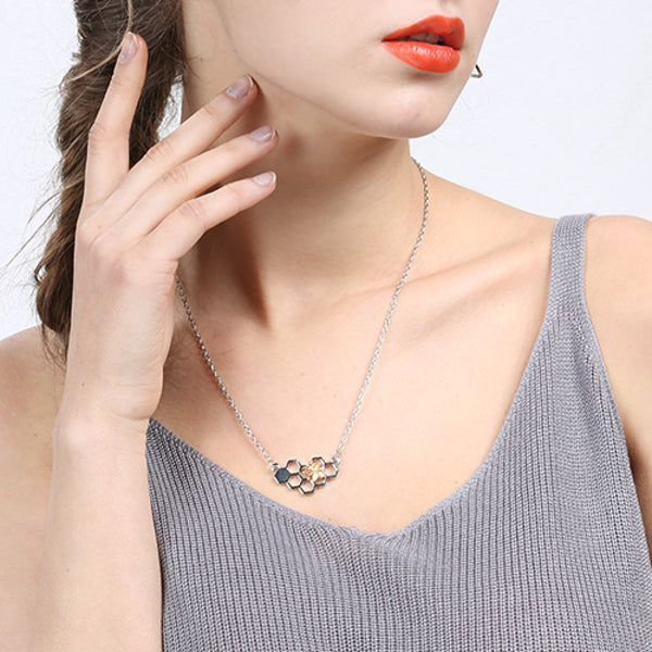 model demonstration of the bee necklace