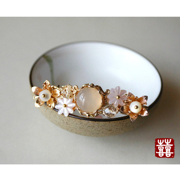 This hair barrette is designed with a unique Asian elegance