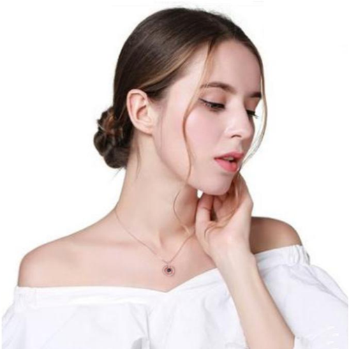 model demonstration of the necklace