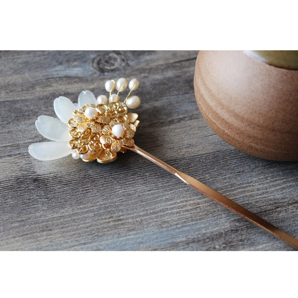 back side view of the hairpin