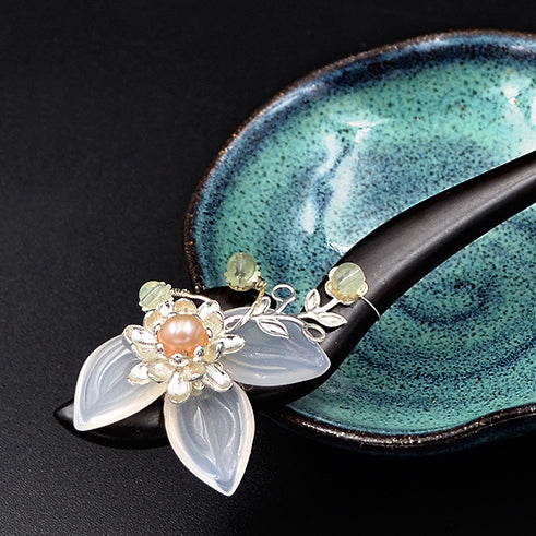 close up view on the agate flower and pearls