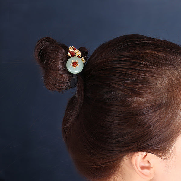 hair buns model demonstration