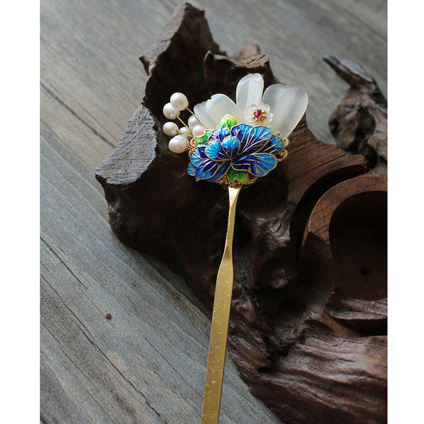 Add some Asian twist to your bun hairstyle!