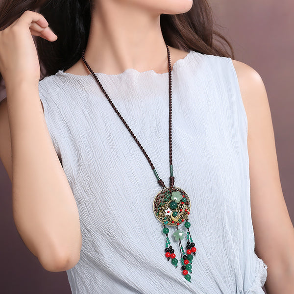 model demonstration. it goes so well with casual wear or work wear.