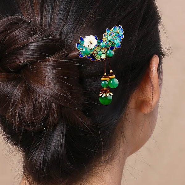 bun hairstyle model demonstration