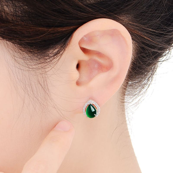 model demonstration. Let the earrings sparkle on your ear lobes!
