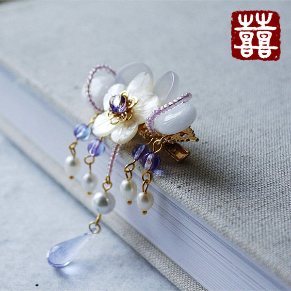 45 degree side view of the hair clip