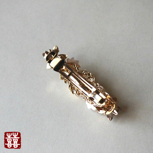 spring snap closure from Korea, holds firmly on even think hair.