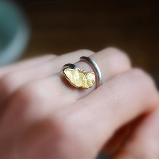 model demonstration. The ring is resizable, suitable for fingers of all sizes.
