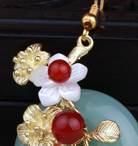 close up on the seashell flower and red agate beads