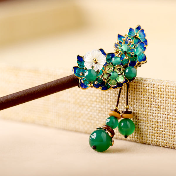 Hair sticks with Asian twist, with flowers made of seashell, and tassels made of green agate beads