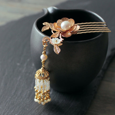 kanzashi hair comb with gold flowers and tassels