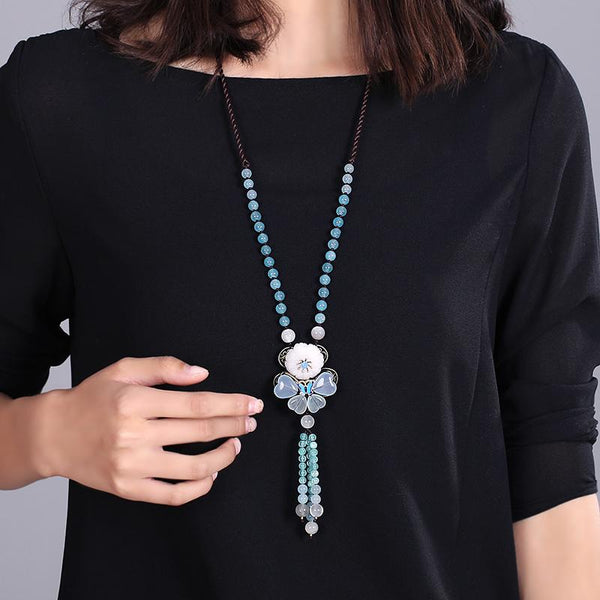 the long statement necklace look nice with dark clothings.