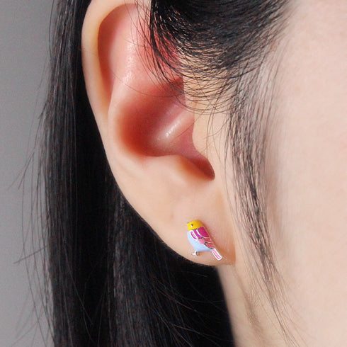model demonstration wearing on ear lobe