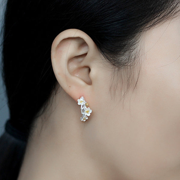 Sakura flower earrings Sterling silver stud earrings for women Cheap ear rings (model demonstration)