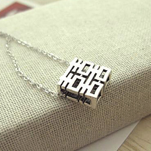 close up on the pendant, square style